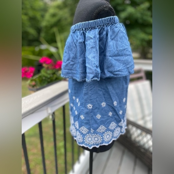Old Navy - Chambray off shoulder embroidered top - XS - Picture 7 of 9